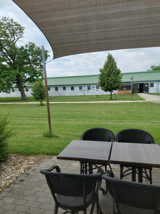 Hédervári Lovas Vendégház Extérieur photo